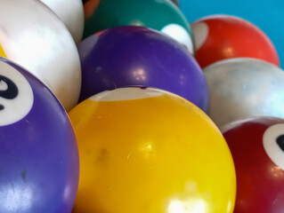 Naklejka premium Macro Close-up of Colorful Billiard Pool Balls on Blue Felt