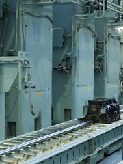 車のエンジンの部品を製造する生産ラインの様子