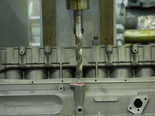 工場の車の部品を穴を開ける機械の様子