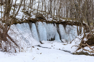 北海道平取町、マカウシノ沢川沿いに見られるマカウシの滝氷【12月】
