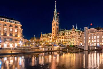 Hamburger Rathaus bei Nacht