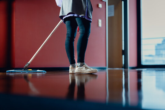 Putzkraft wischt den Boden