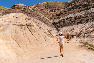 Tourist walking in horseshoe canyon, drumheller, alberta, canada