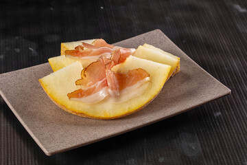 Slised sweet melon with Jamon