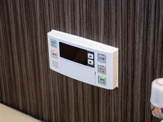 お風呂のお湯の温度や湯張り、追い焚きなどの運転を操作するためのコントローラー。機器。設備。