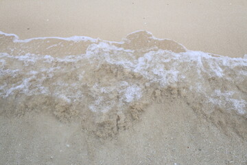 砂浜に打ち寄せる波のアップ