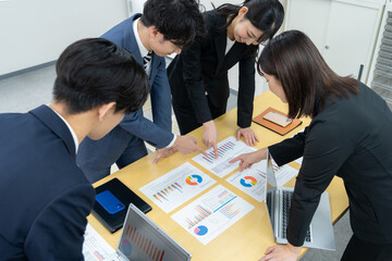 オフィスで会議をする男女のビジネスマン