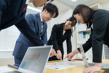 オフィスで会議をする男女のビジネスマン