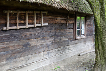 Stara drewniana  wiejska chata z dachem krytym strzechą słomianą charakterystyczna kiedyś dla polskiej wsi