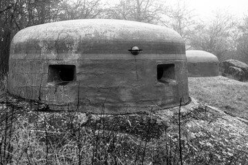 Potężna stalowa kopuła stanowiąca osłonę umieszczonego w niej karabinu maszynowego - charakterystyczna część starych niemieckich fortyfikacji z okresu II wojny światowej