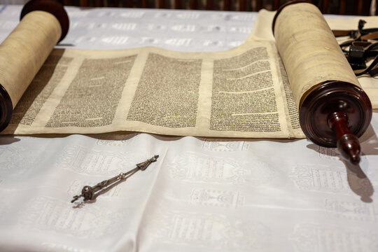 Rozwinięty do czytania stary zw&oacute;j Tory z charakterystycznym pod nią przyrządem Jad ułatwiającym czytanie