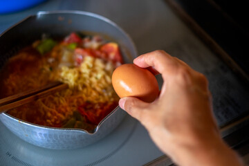 インスタントラーメンに卵を入れる