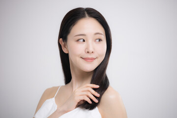 Beauty portrait of a woman with beautiful hair, caring for her straight long hair　