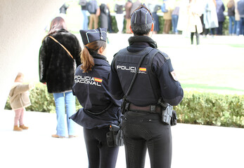 Polic&iacute;a Nacional de Espa&ntilde;a Unidad Especial de Caballer&iacute;a UEC en pareja vigilando evento al aire libre