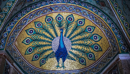 Obraz premium Intricate Peacock Mosaic Art in an Ornate Architectural Arch.