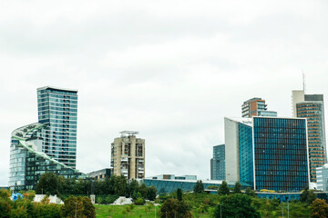 Obraz premium View of modern skyscrapers in city on cloudy day