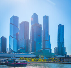 Fototapeta premium Lower Manhattan seen from Hudson river on a sunny morning