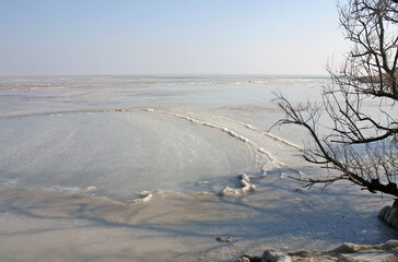 le lac est gel&eacute; avec quelques petits niveaux de vagues