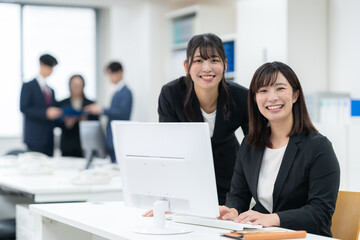 オフィスで仕事をする男女のビジネスマン