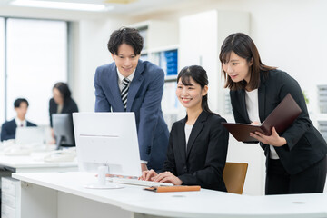オフィスで仕事をする男女のビジネスマン