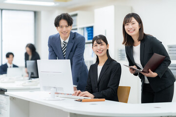 オフィスで仕事をする男女のビジネスマン