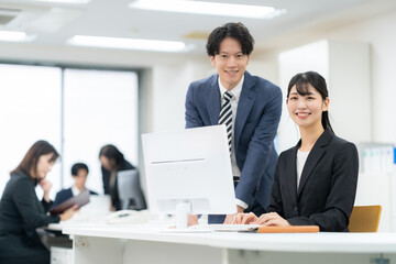 Fototapeta premium オフィスで仕事をする男女のビジネスマン