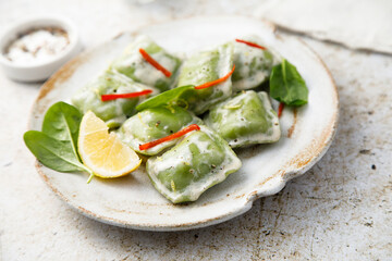 Spinach ravioli with lemon and cream