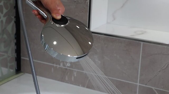 Dynamischer Wasserstrahl in Bewegung, in Bad gefilmt