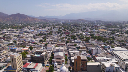 Naklejka premium Aerial View of Santa Marta’s Urban Expanses with Mountain Backdrop, Colombia