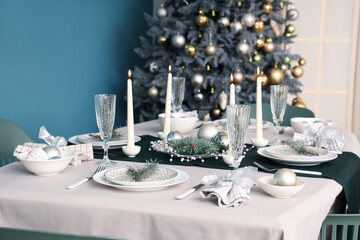 Elegant Christmas wedding table setting with luxury dinnerware, festive decorations, wine glasses, and a refined banquet dining atmosphere