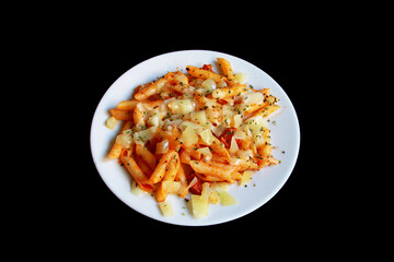 Macarrones con chorizo, queso gratinado y orégano en plato blanco con fondo negro