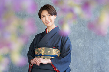 着物を着た笑顔の女性