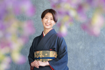着物を着た笑顔の女性