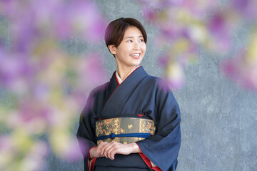 着物を着た笑顔の女性