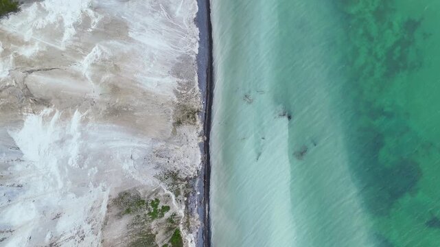 Vid&eacute;o a&eacute;rienne de la plage et de la montagne de Mons Klint, au Danemark, pr&egrave;s de Copenhague.