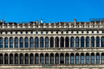 Fototapeta premium Procuratie Vecchie facade on Piazza San Marco in Venice