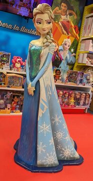 Figura decorativa de Elsa de Frozen en la jugueter&iacute;a Juguettos en Legan&eacute;s (Madrid), Espa&ntilde;a, 11 de diciembre de 2025