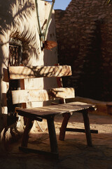 chaise en bois avec vieux fentre