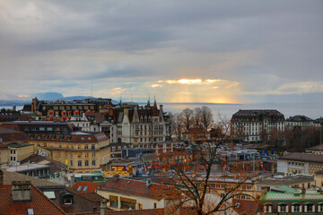 Obraz premium Geneva, Switzerland: city view on a cloudy winter day