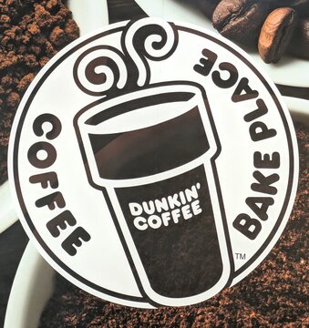 Logo con marca Dunkin Coffee en tienda Dunkin Donuts en centro comercial Parquesur de Legan&eacute;s (Madrid), Espa&ntilde;a, 11 de diciembre de 2025