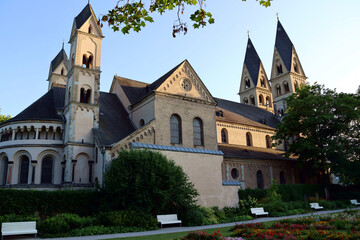 Fototapeta premium Die Basilika St. Kastor, auch Kastorkirche genannt in der Altstadt von Koblenz in der Nähe vom Deutschen Eck, wo die Mosel in den Rhein fließt.
