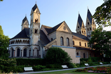 Fototapeta premium Die Basilika St. Kastor, auch Kastorkirche genannt in der Altstadt von Koblenz in der Nähe vom Deutschen Eck, wo die Mosel in den Rhein fließt.