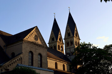 Obraz premium Die Basilika St. Kastor, auch Kastorkirche genannt in der Altstadt von Koblenz in der Nähe vom Deutschen Eck, wo die Mosel in den Rhein fließt.