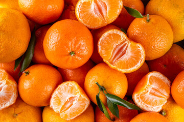 Fototapeta premium Fresh tangerines, mandarin clementines, raw farm organic citrus fruits, with stems and leaves, for sale at market 