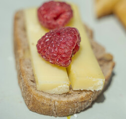 tartine de fromage affin&eacute; avec des framboises