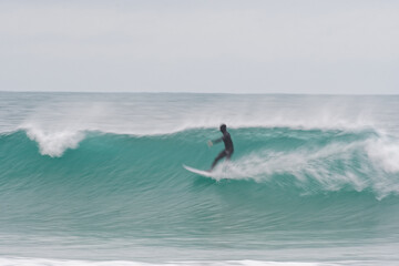 surfeur en bretagne nord, proche du cap frehel, sur les grandes houles d'automne