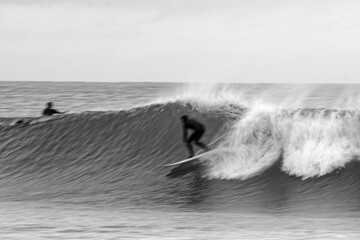 surfeur en bretagne nord, proche du cap frehel, sur les grandes houles d'automne