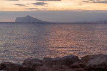 Atardecer en el mar mediterr&aacute;neo con el Parque Natural Serra Gelada en el horizonte, Calpe, Espa&ntilde;a