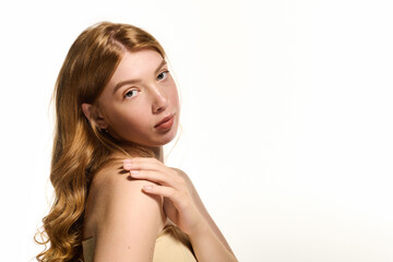 Obraz premium Natural beauty shine of a young redhead woman in a bright white studio setting