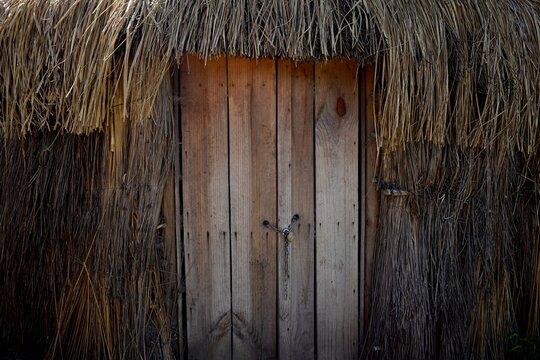 Puerta de una Ruka o casa mapuche en el sur de Chile.